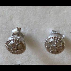 I/4 k diamond stud picture does no justice